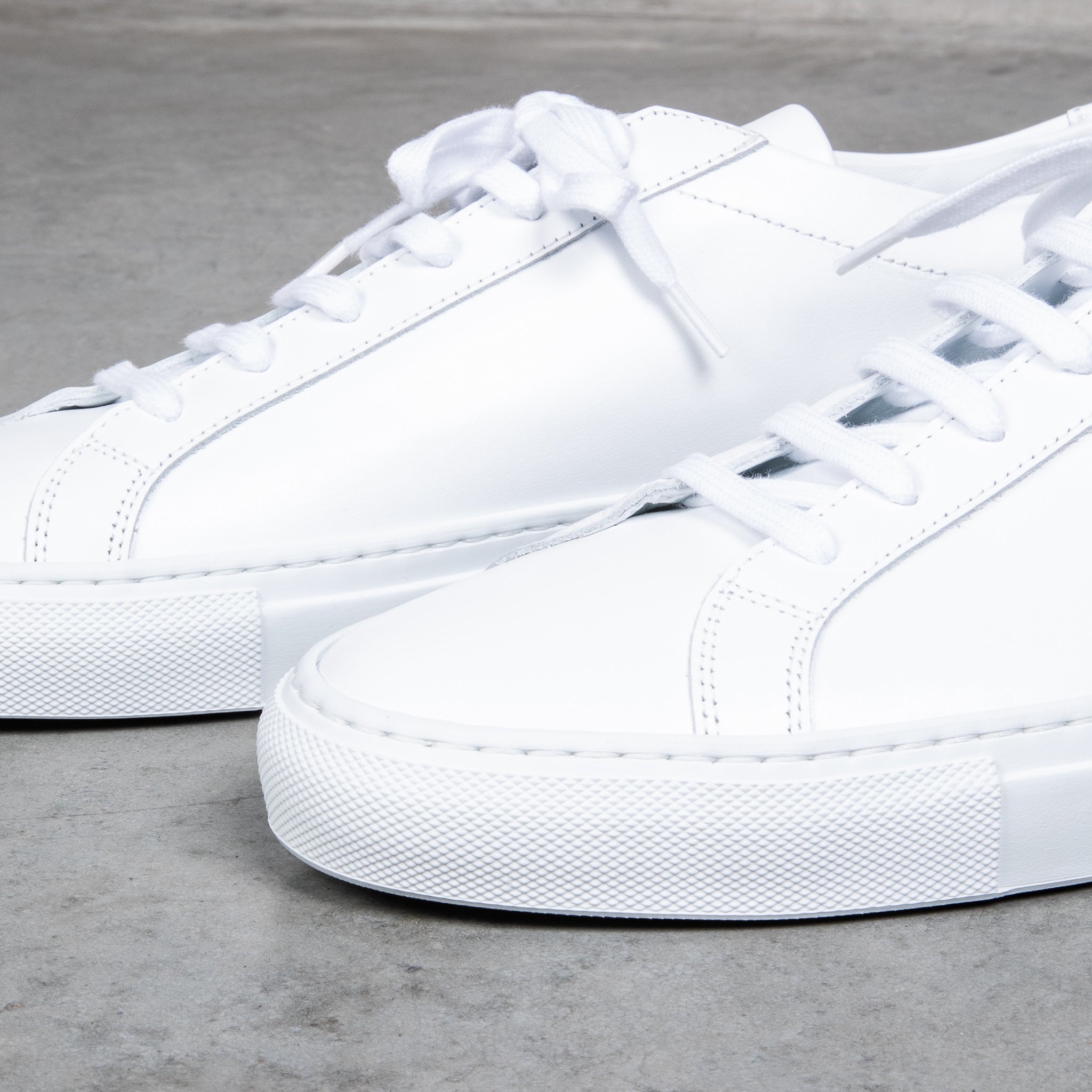 Common projects white discount sneakers low achilles